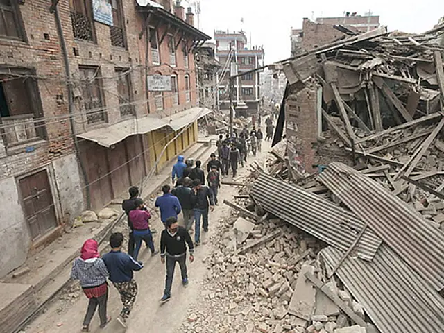 Milhares de nepaleses aguardam ajuda após tragédia; mortos chegam a 3.700