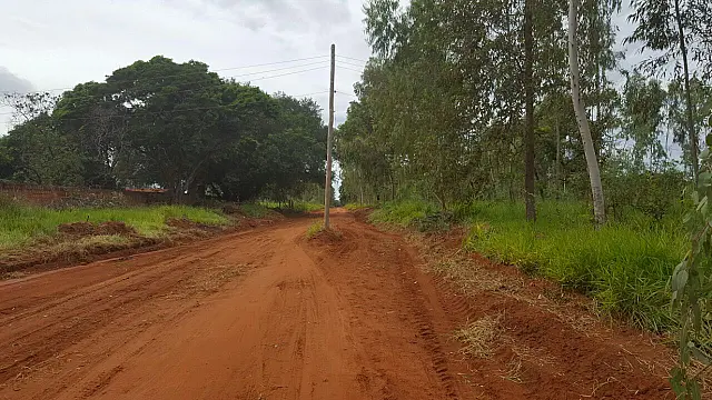 Nova Aquidauana tem poste instalado no meio da rua