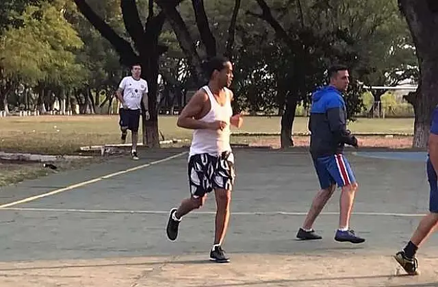 Ronaldinho joga em torneio de presídio e time dele vence por 11 a 2