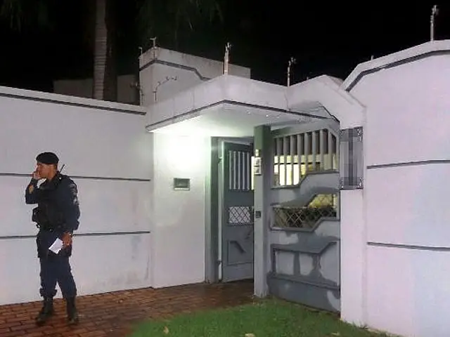 Trio armado rende família de assistente social e rouba caminhonete de R$ 100 mil