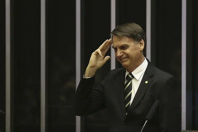 Bolsonaro assina medida provisória que extingue o Dpvat