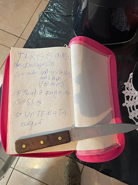 Após ter casa furtada, mulher é ameaçada de morte com mensagem escrita na bíblia