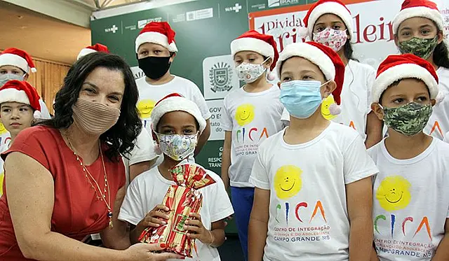"Campanha de Natal resgata a alegria e devolve o sorriso", afirma esposa de Azambuja
