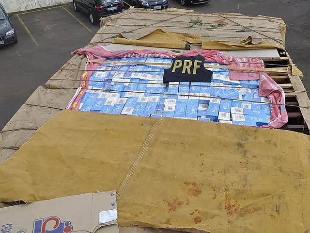 PRF apreende carga com 500 pacotes de cigarros