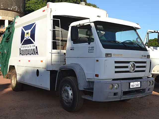 Gerência de Obras de Aquidauana recebe novo caminhão compactador para coleta de lixo
