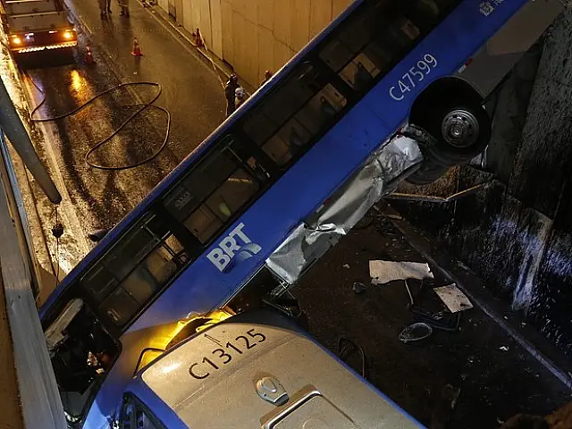 Ônibus cai de viaduto e deixa 30 feridos