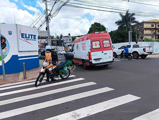 Motociclista tem fratura exposta em batida com carro em Campo Grande