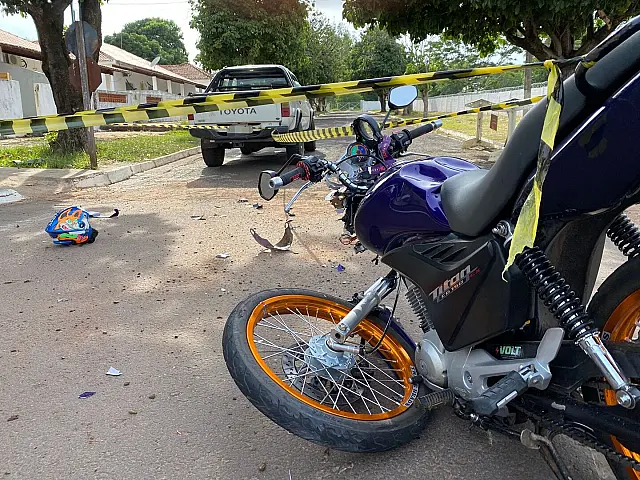 Motociclista fica ferido após bater em caminhonete na bairro Alto