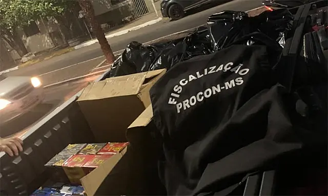 Procon apreende produtos vencidos em conveniência de Corumbá