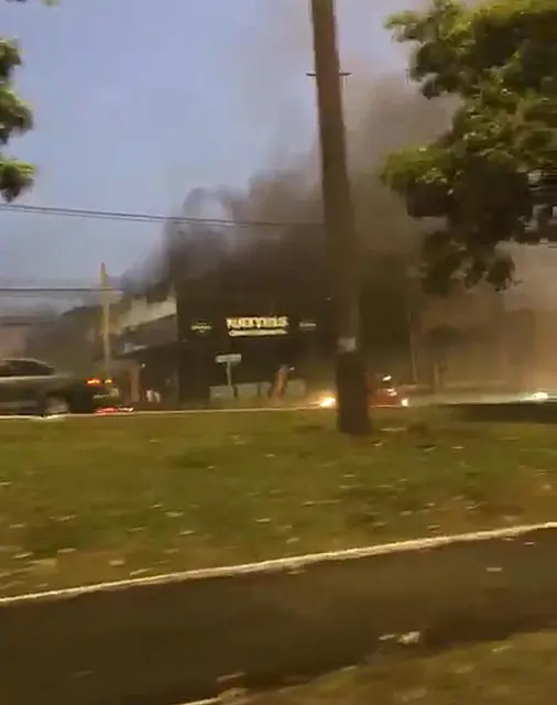 Minutos antes de iniciar atendimento, churrascaria na capital pega fogo