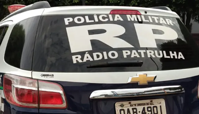 Dupla vê policiais e joga maconha pela janela do carro para ‘disfarçar’, mas acaba presa