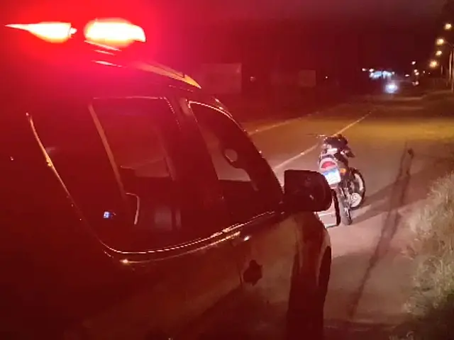 Adolescente bêbado é flagrado pilotando moto em alta velocidade em Anastácio