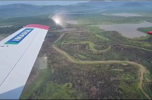 Bombeiros atuam para tentar controlar incêndio no Pantanal