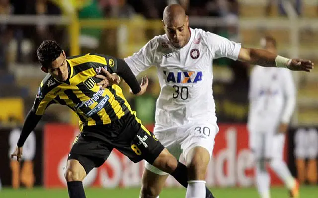 Adriano marca, mas Furacão perde do Strongest e deixa a Libertadores