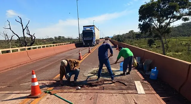 Agesul realiza reparos em buraco na ponte sobre o rio Paraguai na BR-262