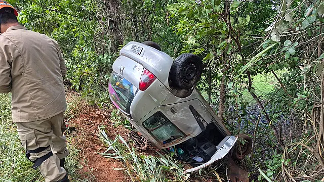 Carro capota em barranco da Estrada Parque de Aquidauana