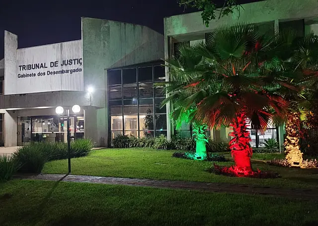 Tribunal ilumina fachada com as cores da bandeira do Rio Grande do Sul