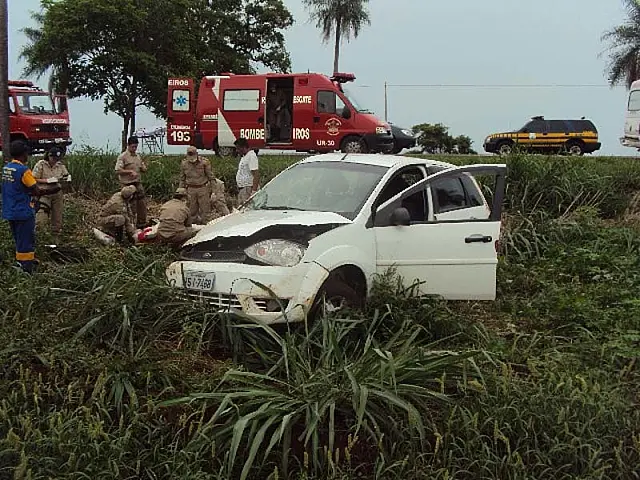 Carro capota na BR-262, e quatro ficam feridos