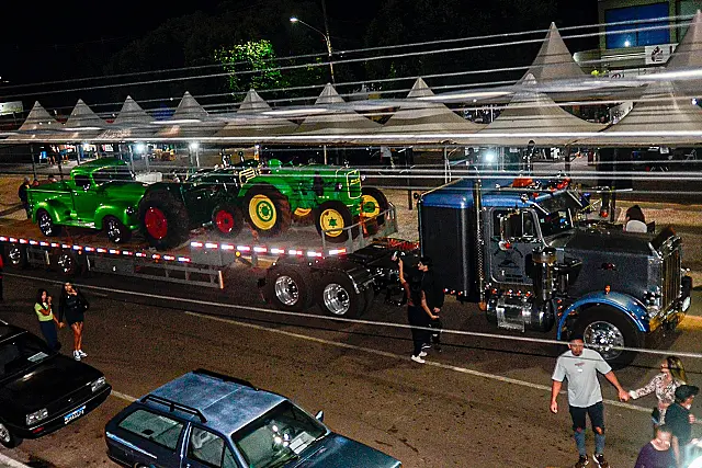 Empresário holandês é premiado com caminhão norte-americano relíquia
