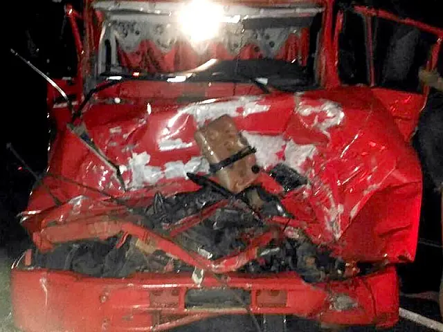 Acidente entre dois caminhões deixa motorista de 24 anos ferido em Anastácio