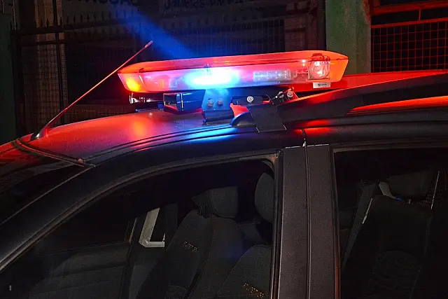 Desconfiada de suposta traição do pai, filha briga e tenta pegar faca para agredi-lo