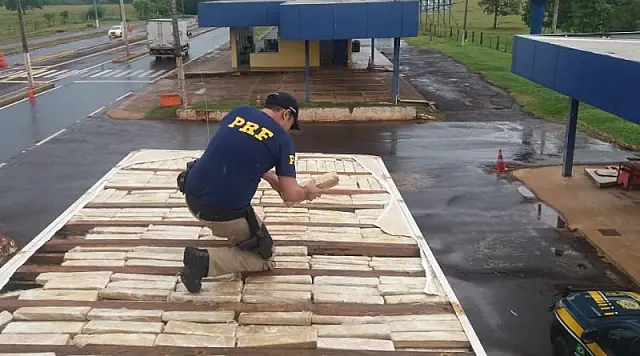 PRF apreende mais de 1 tonelada de maconha em teto de caminhão frigorífico