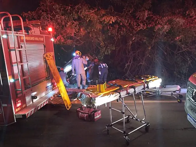 Parati tenta fazer conversão 'do nada', é atingido por carreta e capota na MS-040