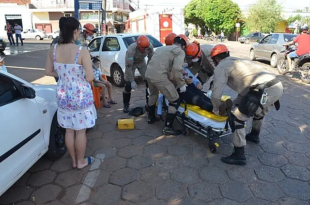 Avó e neto têm ferimentos leves em acidente de trânsito no bairro Alto
