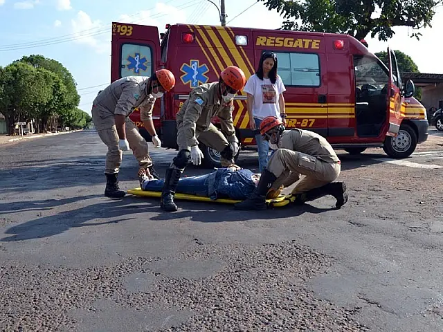 Ciclista é atropelada por carro no Bairro Alto