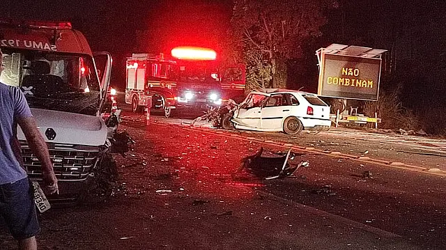 Motorista morre após invadir a pista contrária e bater em viatura do SAMU na BR-262