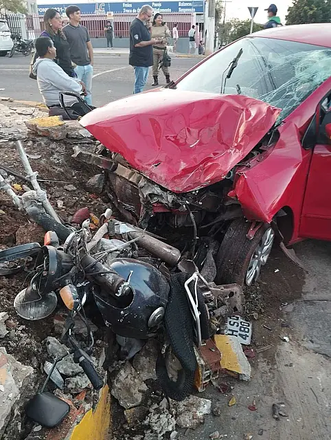 Acidente entre carro e moto deixa jovens feridos em Corumbá