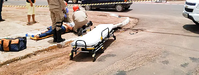 Ferido em acidente, motociclista teve traumas na bacia e na coluna e aguarda cirurgia