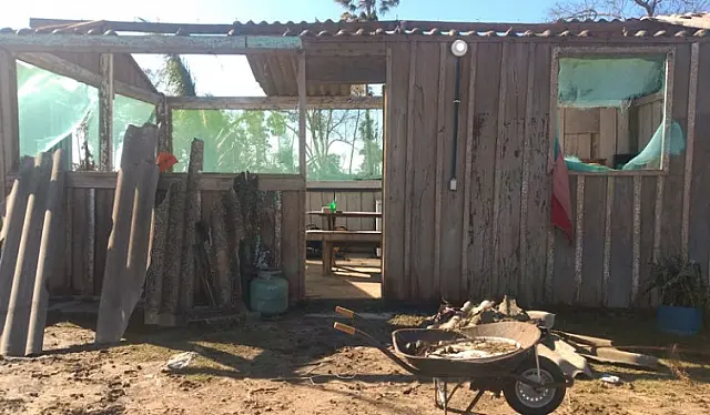 Famílias ribeirinhas sofrem com estragos da ventania e chuvas em Corumbá