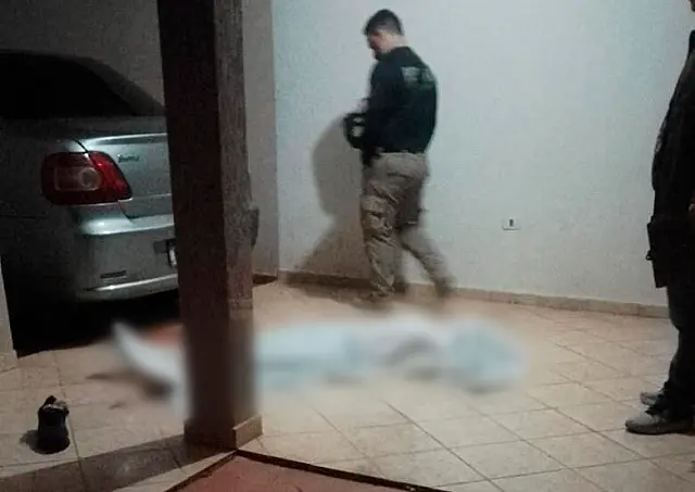 Mulher morre ao ser prensada por carro na garagem de casa em Campo Grande