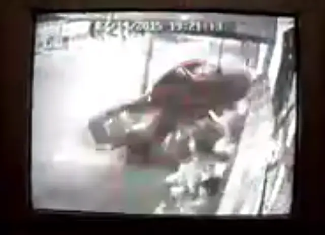 Caminhonete invade calçada e atinge várias pessoas