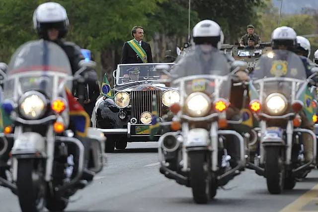 Presidente e ministros acompanham desfile cívico militar em Brasília