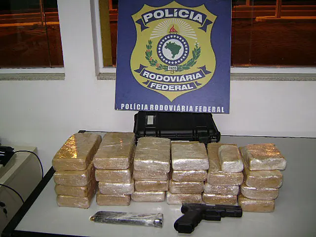 PRF apreende carro com droga, pistola, carregadores e munições