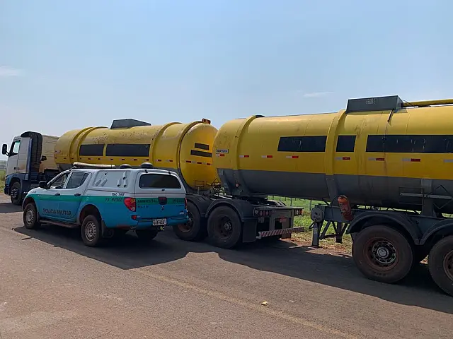 PMA flagra caminhão transportando 36 mil litros de óleo de forma irregular