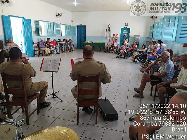 Banda de música dos bombeiros visita asilo de Corumbá