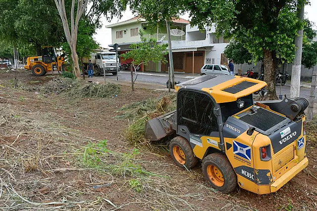 Equipe da Secretaria de Serviços Urbanos realiza limpeza na Rua Bichara Salamene