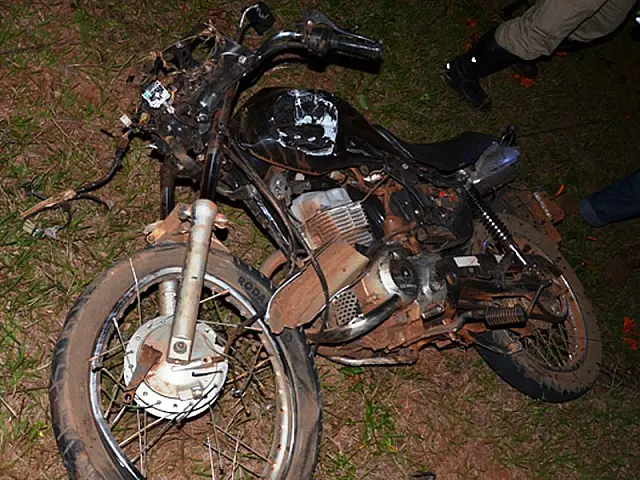 Motociclista morre ao colidir com caminhão