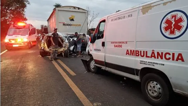 Ambulância de Anastácio é um dos veículos envolvidos em grave acidente na BR-262