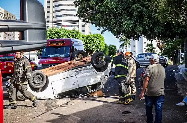 Jovens ficam feridos após capotamento no centro de Campo Grande