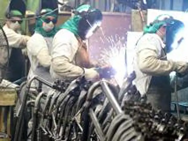 IBGE: emprego fica estável em fevereiro, mas recua no indicador anual