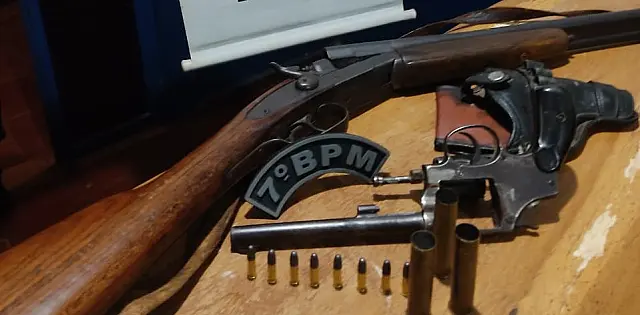 Após agredir a esposa, homem é preso com duas armas de fogo irregulares