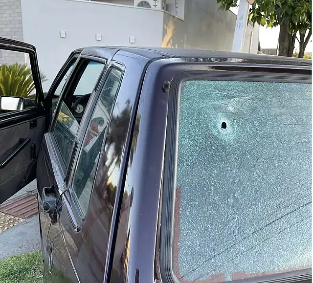 Durante discussão no trânsito, homem atira contra carro que levava criança