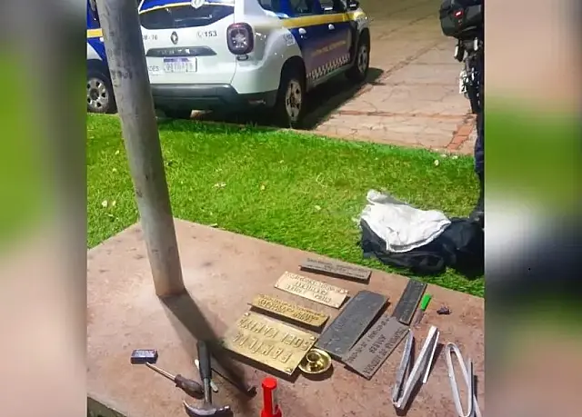 Homens são presos furtando placas de túmulo em cemitério em Campo Grande