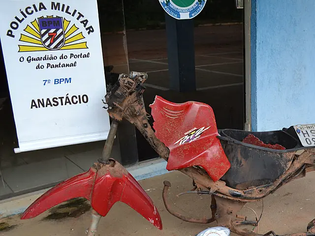 Moto desmanchada é encontrada às margens de estrada vicinal