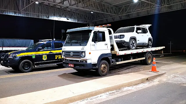 PRF apreende veículo com armas, munições e drogas; Suspeito fugiu