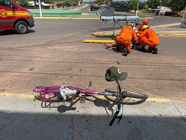 Ciclista fica ferido em acidente com carro na Avenida Pantaneta